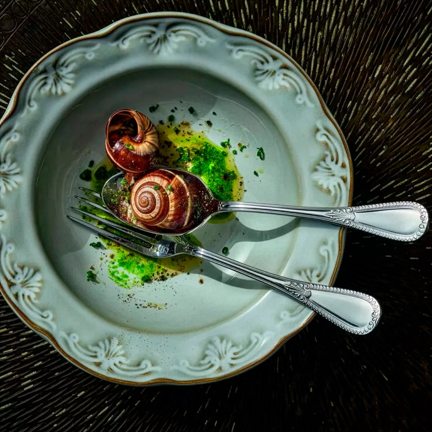Montaje de mesa sofisticado y tradicional en el comedor de un hotel servido con la cubertería profesional Savoy de Fortessa.