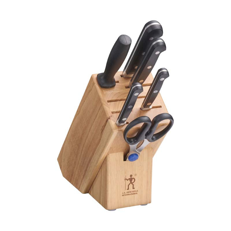 Bloque de cuchillos Zwilling de madera sobre una encimera, mostrando el set completo.