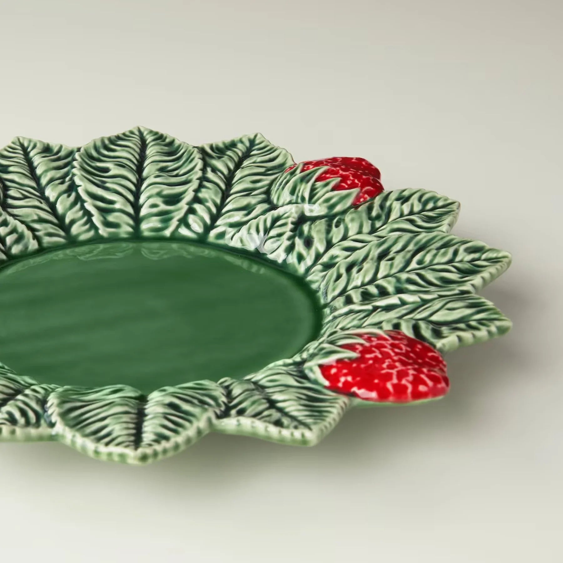 Plato marcador de cerámica con textura, listo para servir de base para un plato de porcelana.