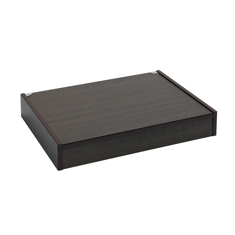 Caja de cubiertos Amefa cerrada sobre una mesa, con un diseño elegante.