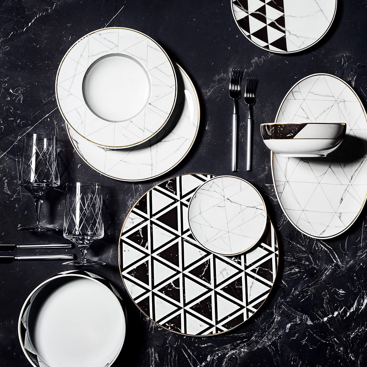 Mesa de comedor con vajilla contemporánea, destacando el ambiente moderno y elegante.