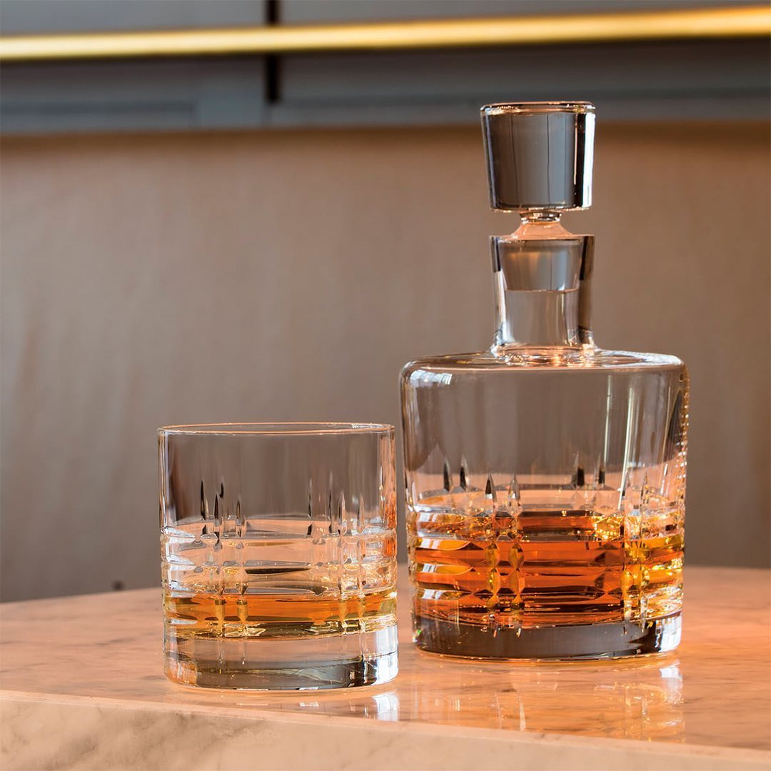 Juego de licorera de cristal con vasos a juego, ideal para regalo.