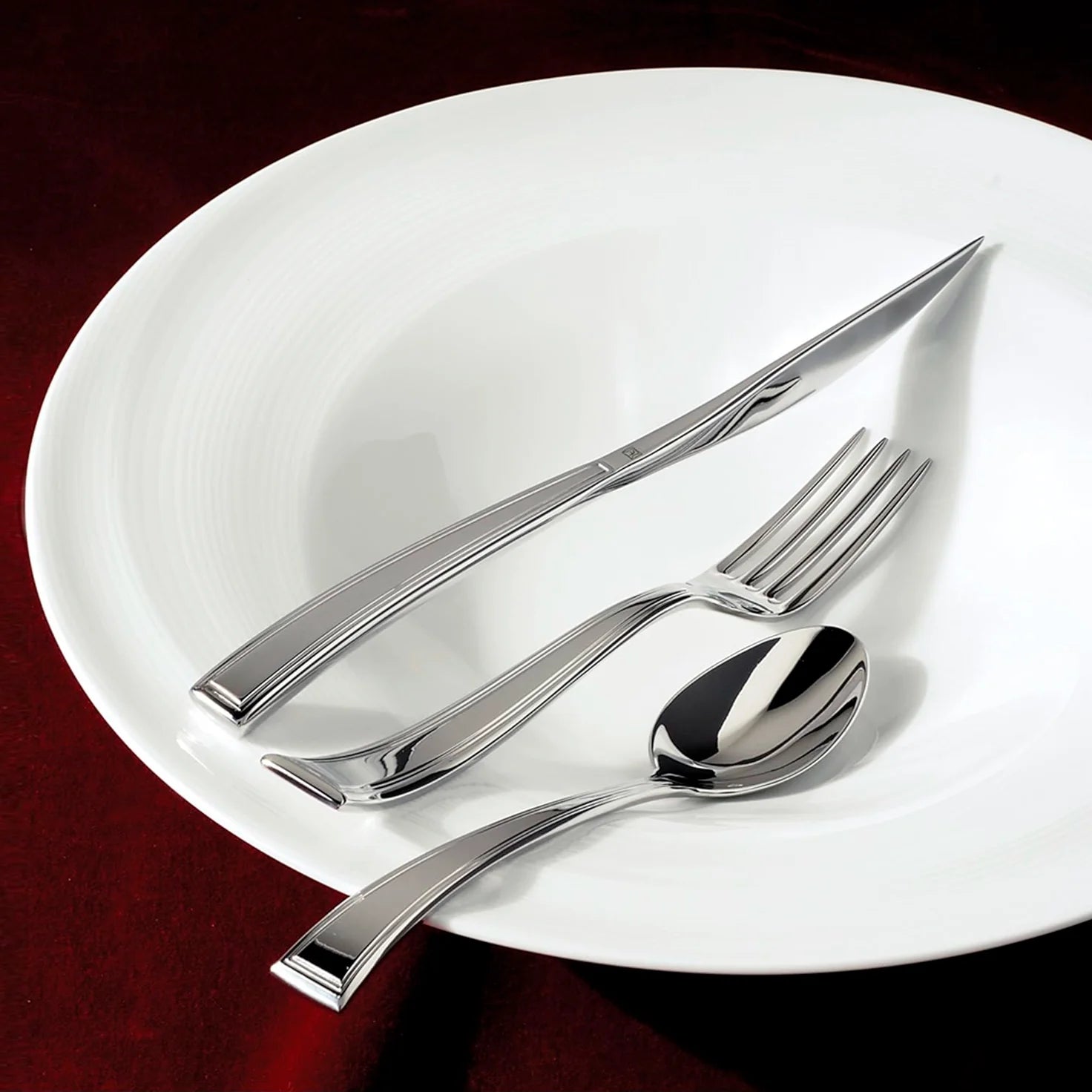 Montaje de mesa profesional y señorial en un hotel de lujo con la cubertería de gala Pantheon de Fortessa.