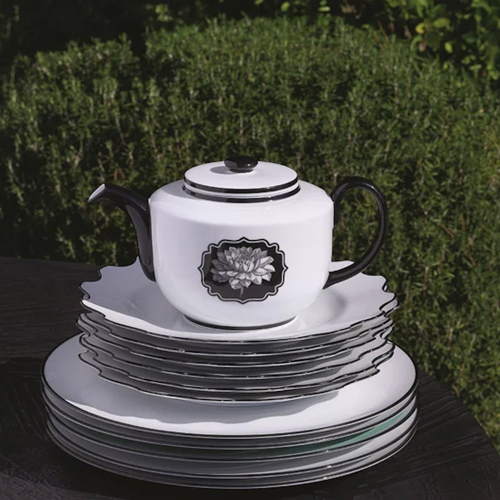 Tetera de porcelana blanca con un diseño clásico, lista para servir té.