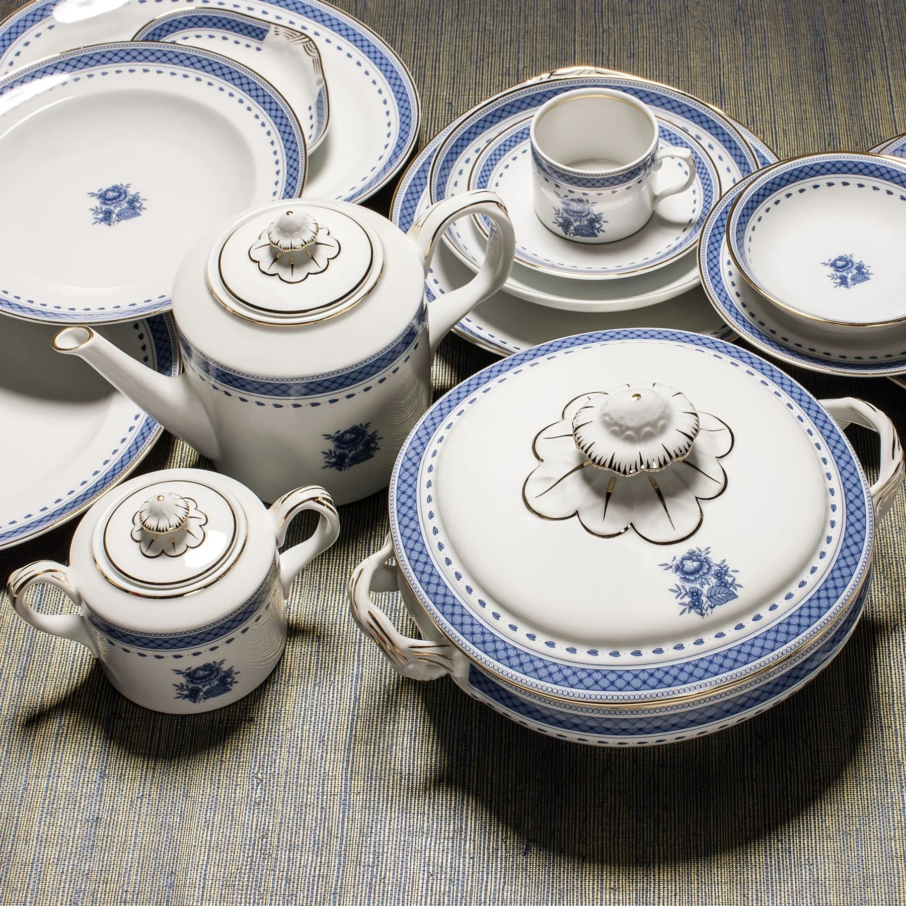 Sopera de porcelana blanca con tapa, perfecta para servir sopas y caldos.