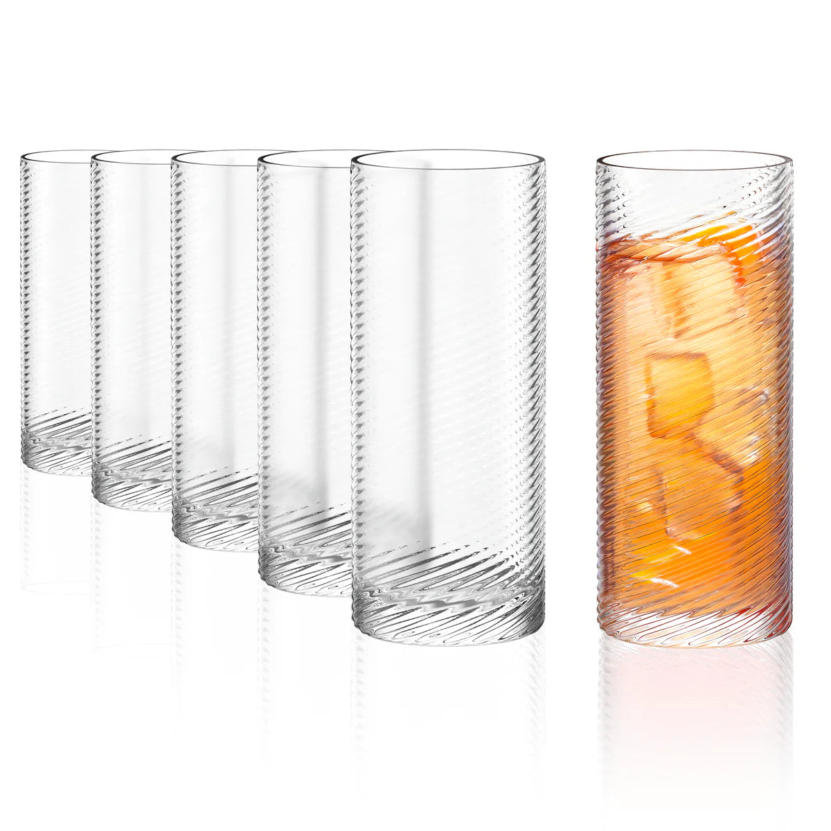 Vaso Berlin Longdrink servido con un cóctel refrescante, hielo y frutas, destacando su transparencia y diseño fluido.