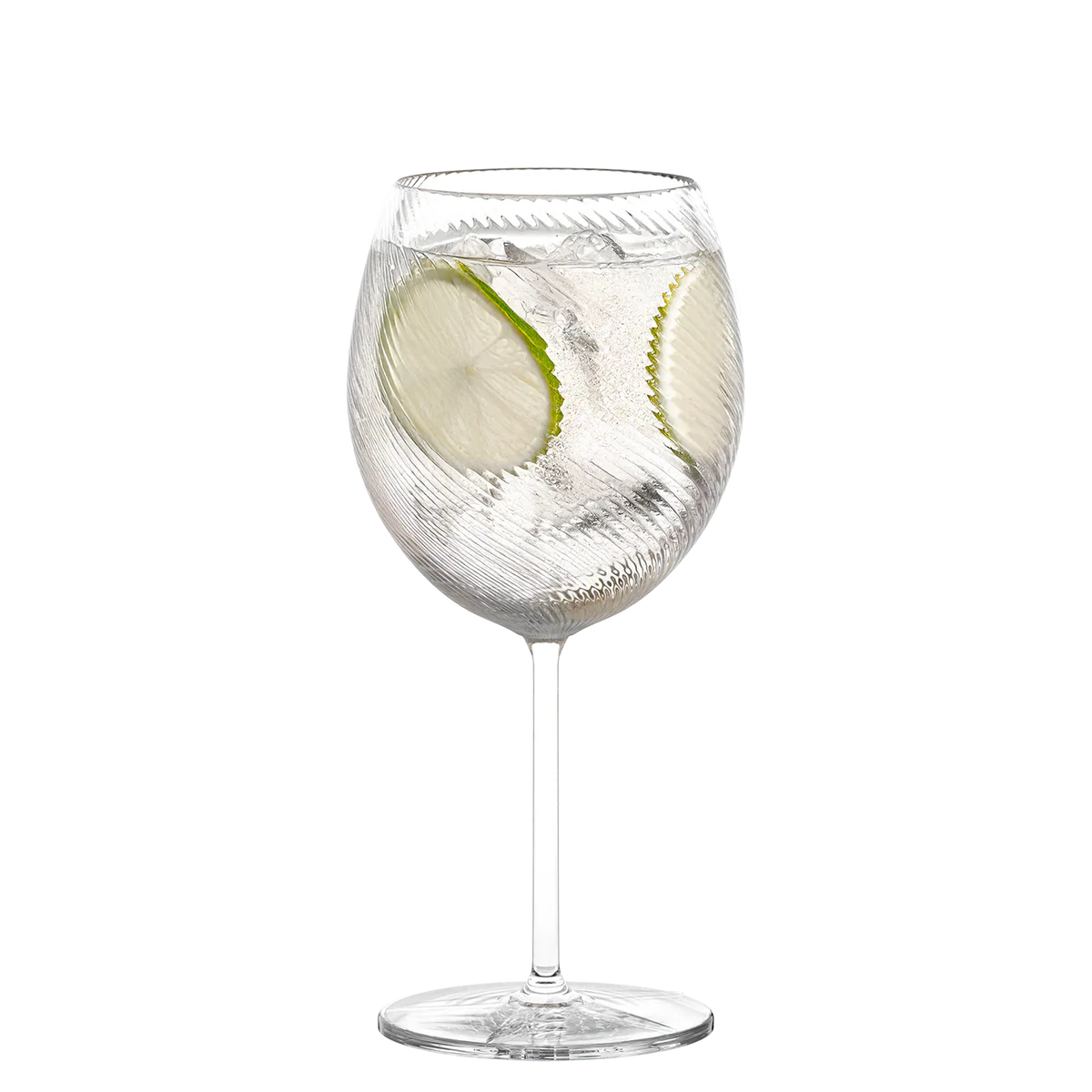 Copa de balón Stölzle Lausitz servida con un Gin Tonic, hielo y botánicos, destacando su transparencia y gran capacidad.