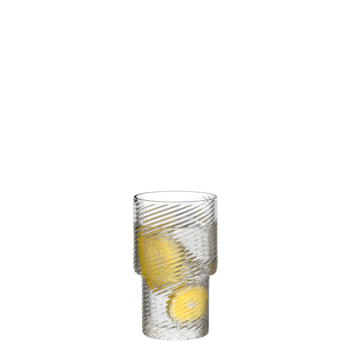 Vaso Berlin Stölzle Lausitz servido con agua mineral y rodajas de limón, destacando su transparencia y diseño fluido.