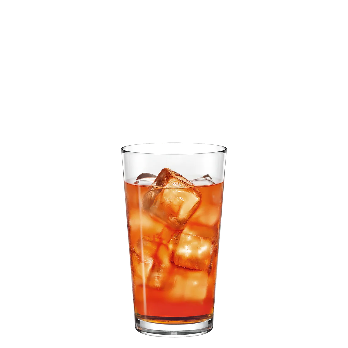 Vaso Metrico Stölzle Lausitz servido con una bebida fresca y hielo, destacando su transparencia y diseño arquitectónico.