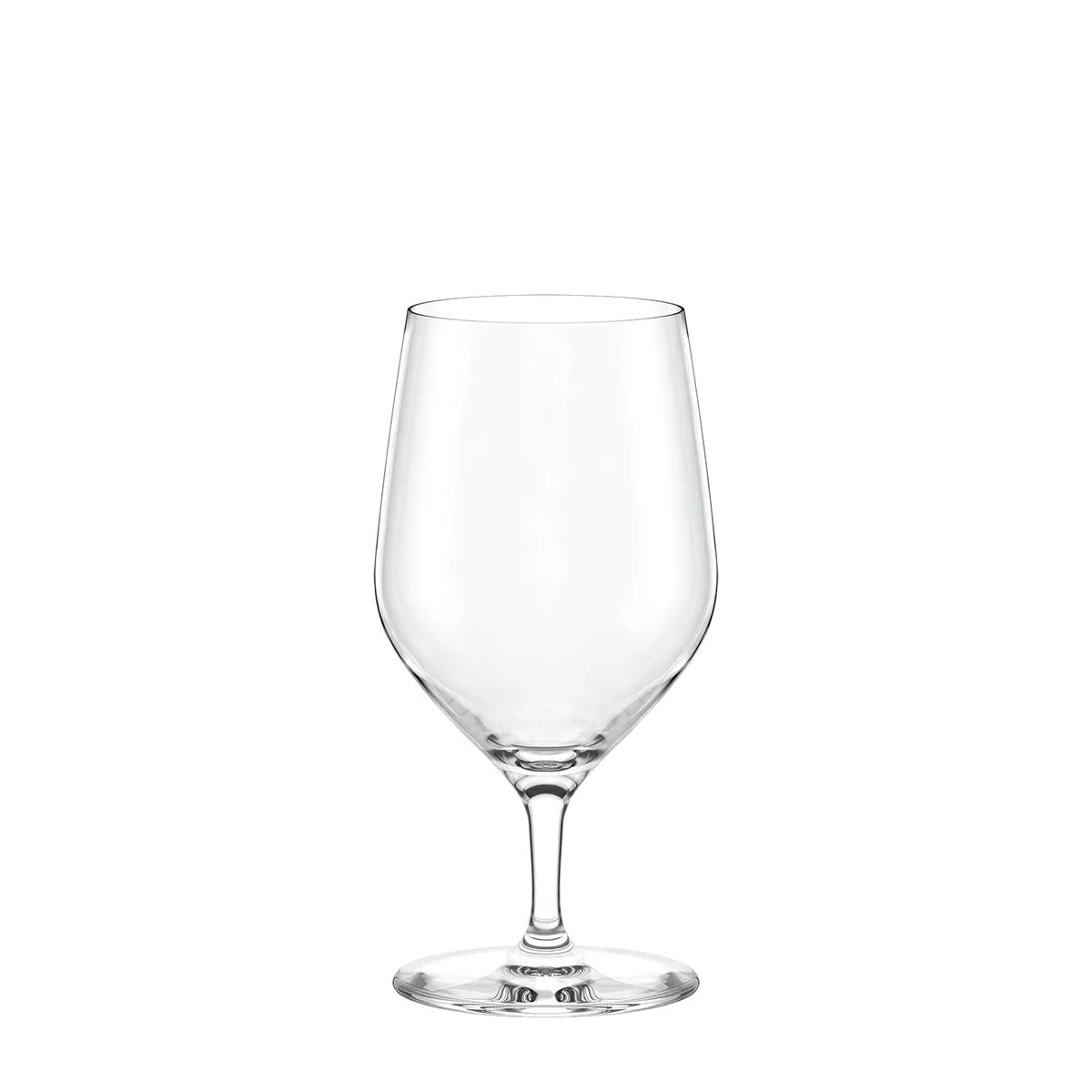 Copa de agua mineral con tallo de la colección Ultra de Stölzle Lausitz, mostrando su diseño equilibrado y estable en cristal transparente sin plomo.