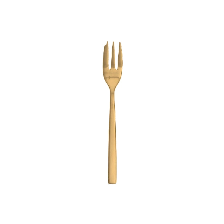 Tenedor para ponqué en acabado oro satinado PVD de la colección Arezzo Brushed Gold de Fortessa, mostrando su estructura de mango de base cuadrada.
