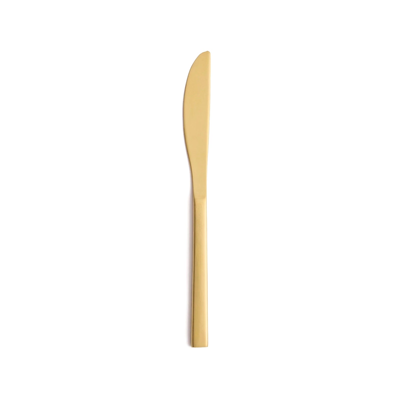 Detalle del filo de sierra fino y la textura cepillada color oro mate de un cuchillo de mesa monobloque Arezzo Gold de Fortessa para hostelería profesional.