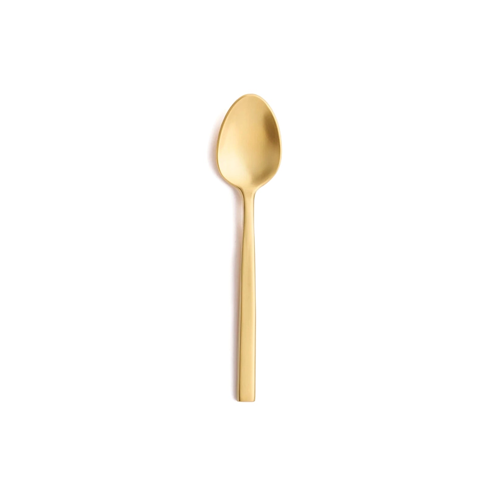 Cuchara de té en acabado oro satinado PVD de la colección Arezzo Brushed Gold de Fortessa, mostrando su mango de base cuadrada.
