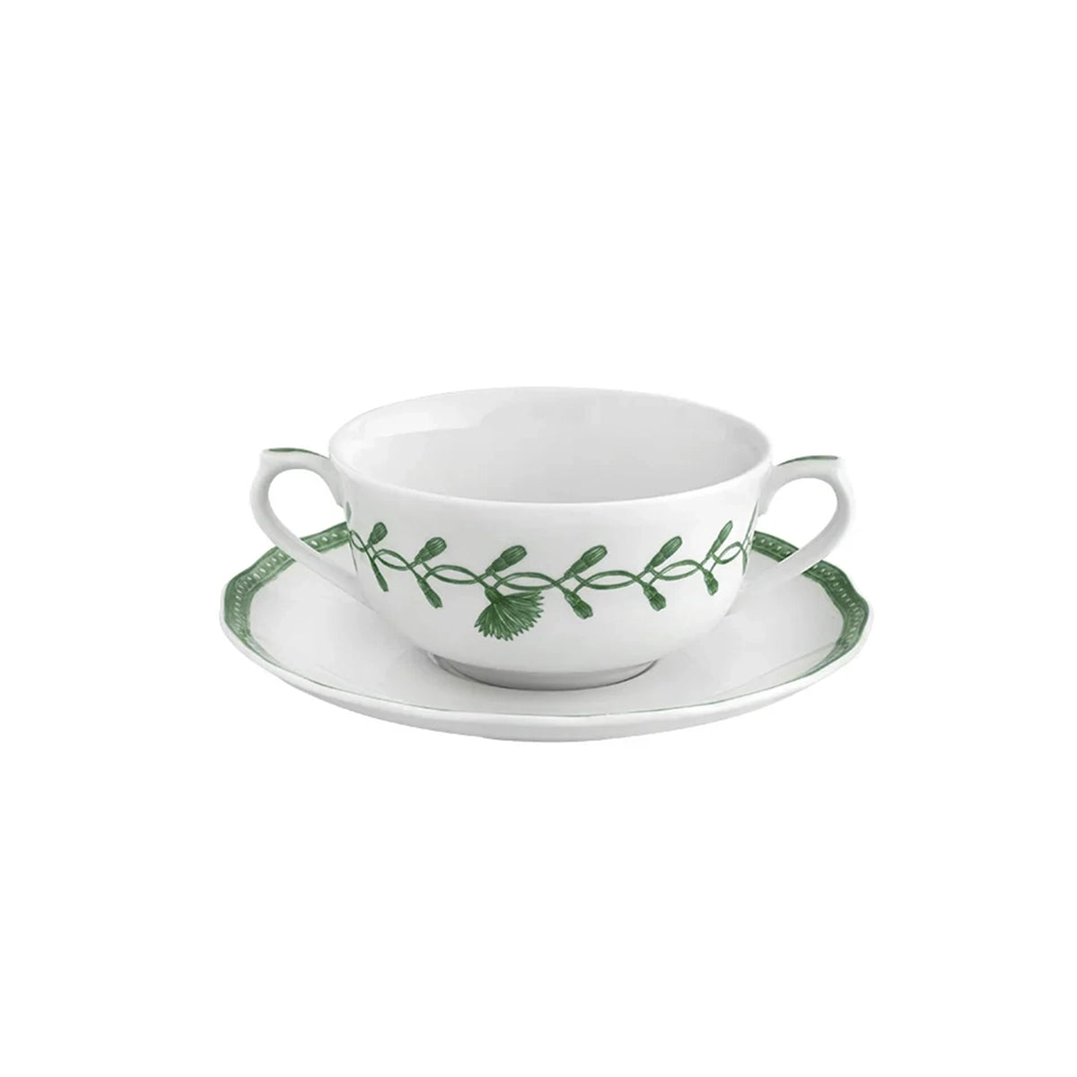 Vista en perspectiva del juego de taza de consomé de doble asa de 32 cl con su plato en porcelana blanca con ribete verde de la colección Jane Verde de Vista Alegre Hotelware para canal HORECA.