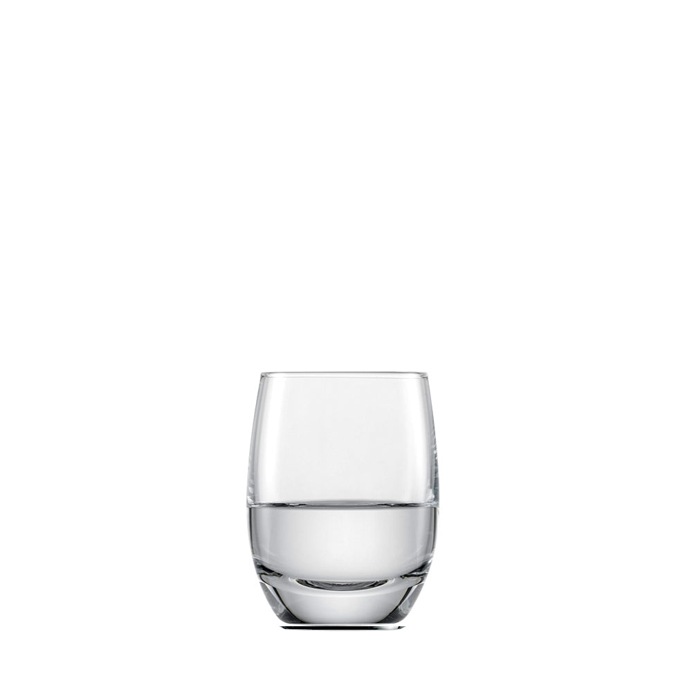 Detalle de la transparencia cristalina y el corte preciso en el borde de la copa de licor Banquet de Zwiesel Glas.
