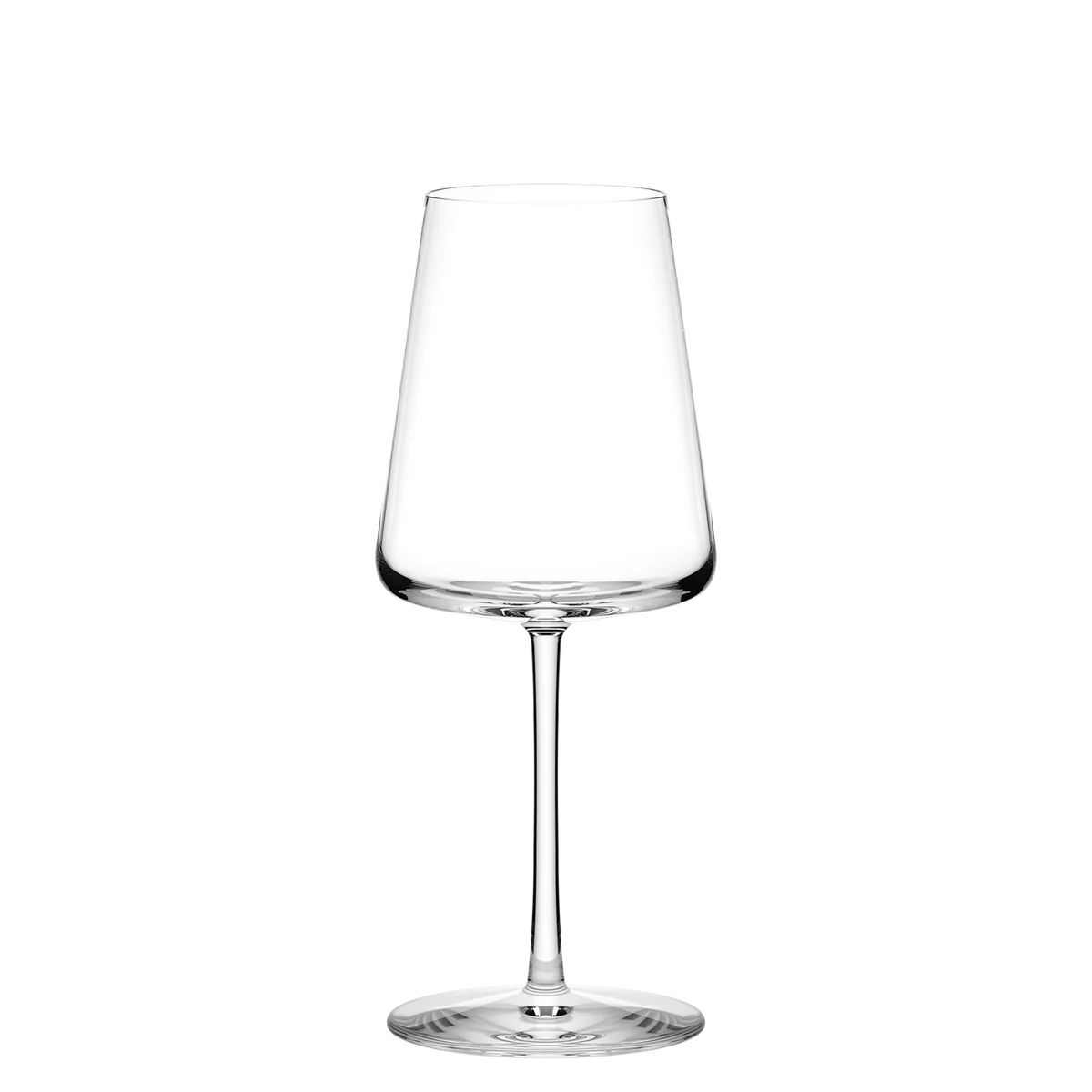 Copa de vino blanco Power de Stolzle Lausitz con vino en su interior, resaltando su forma y brillo.