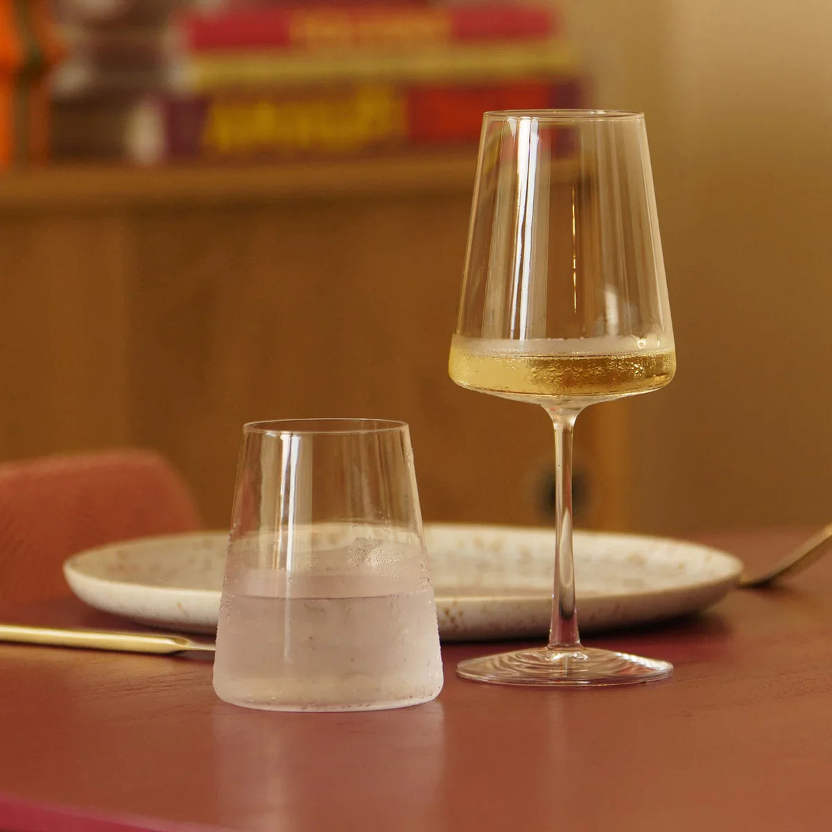 Primer plano de la base plana y el diseño del cáliz de la Copa Vino Blanco Power Stolzle Lausitz.