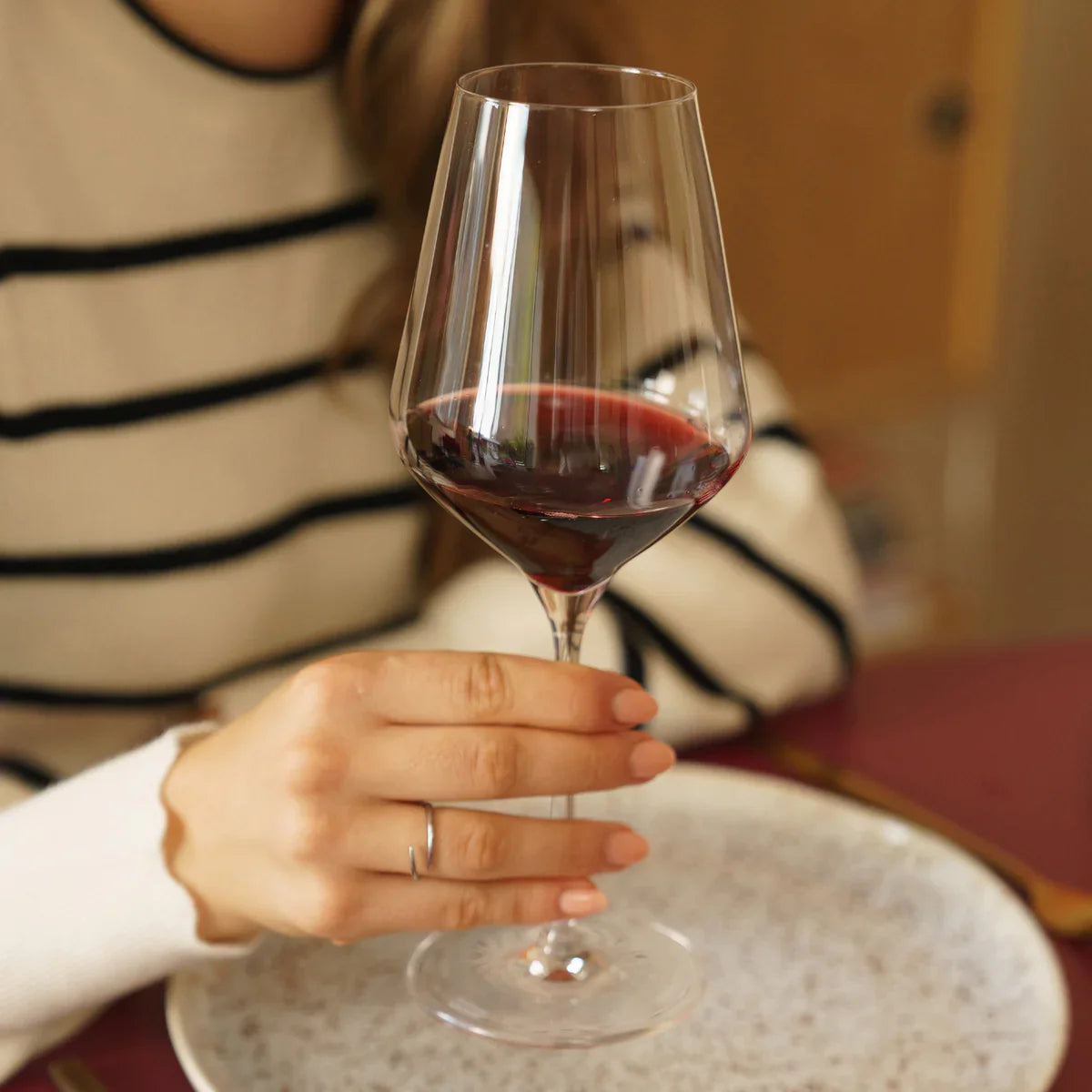 Detalle de la Copa Quatrophil de Stölzle Lausitz – Ideal para realzar el sabor del vino tinto.