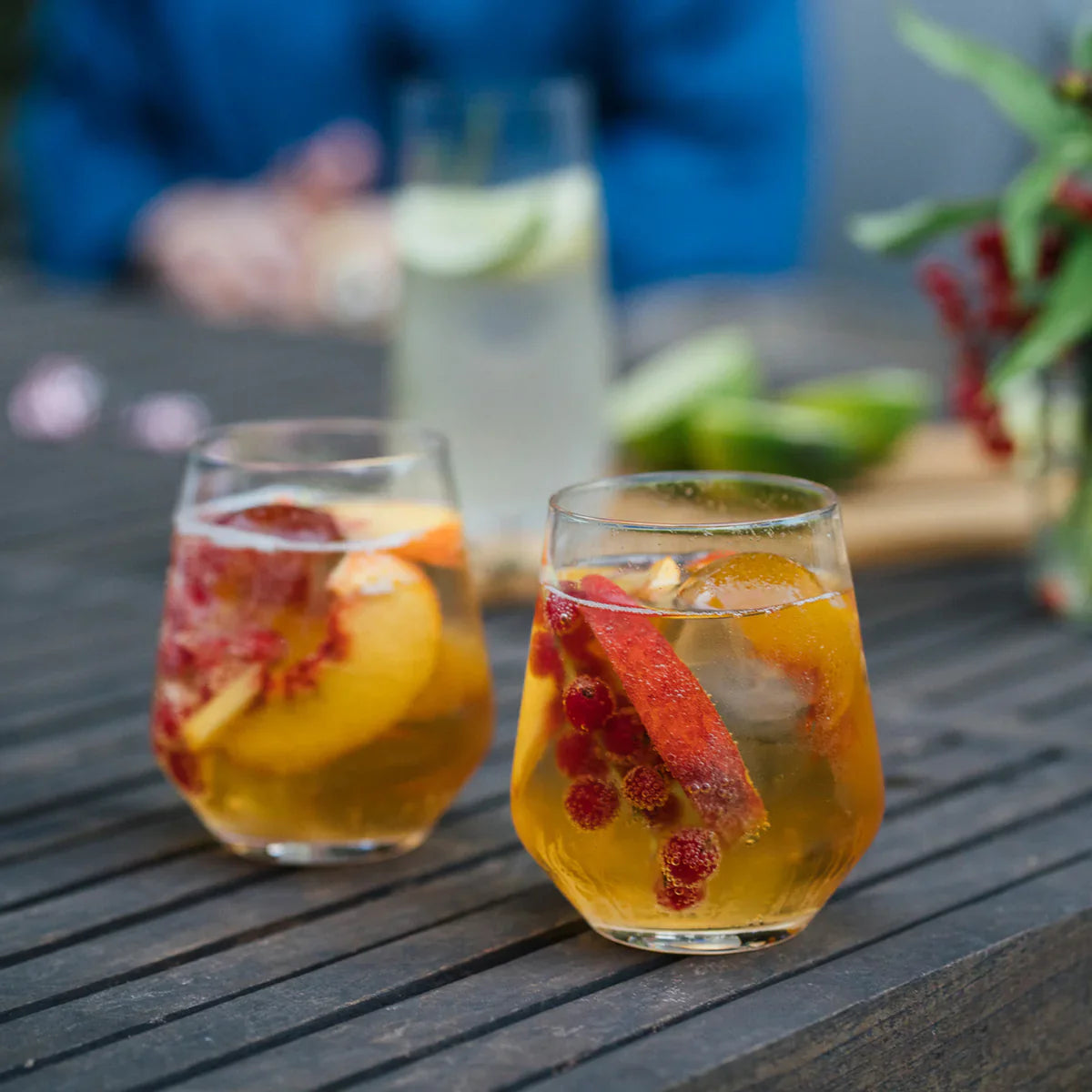 Vaso Whisky Old Fashioned Quatrophil Stolzle con un whisky on the rocks, destacando su elegancia.