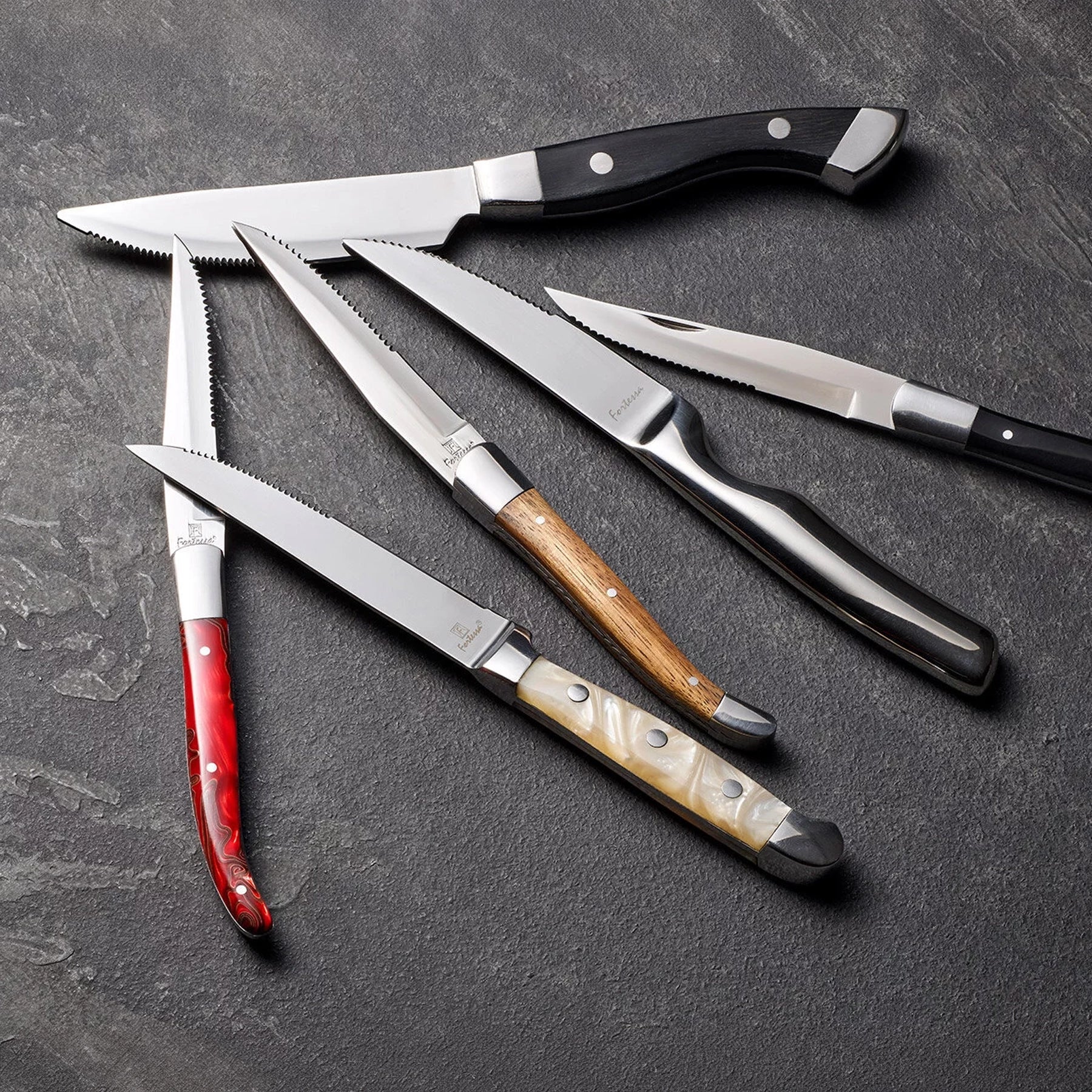 Montaje de mesa rustico de alta gama servido con los cuchillos de carne profesionales de Fortessa.