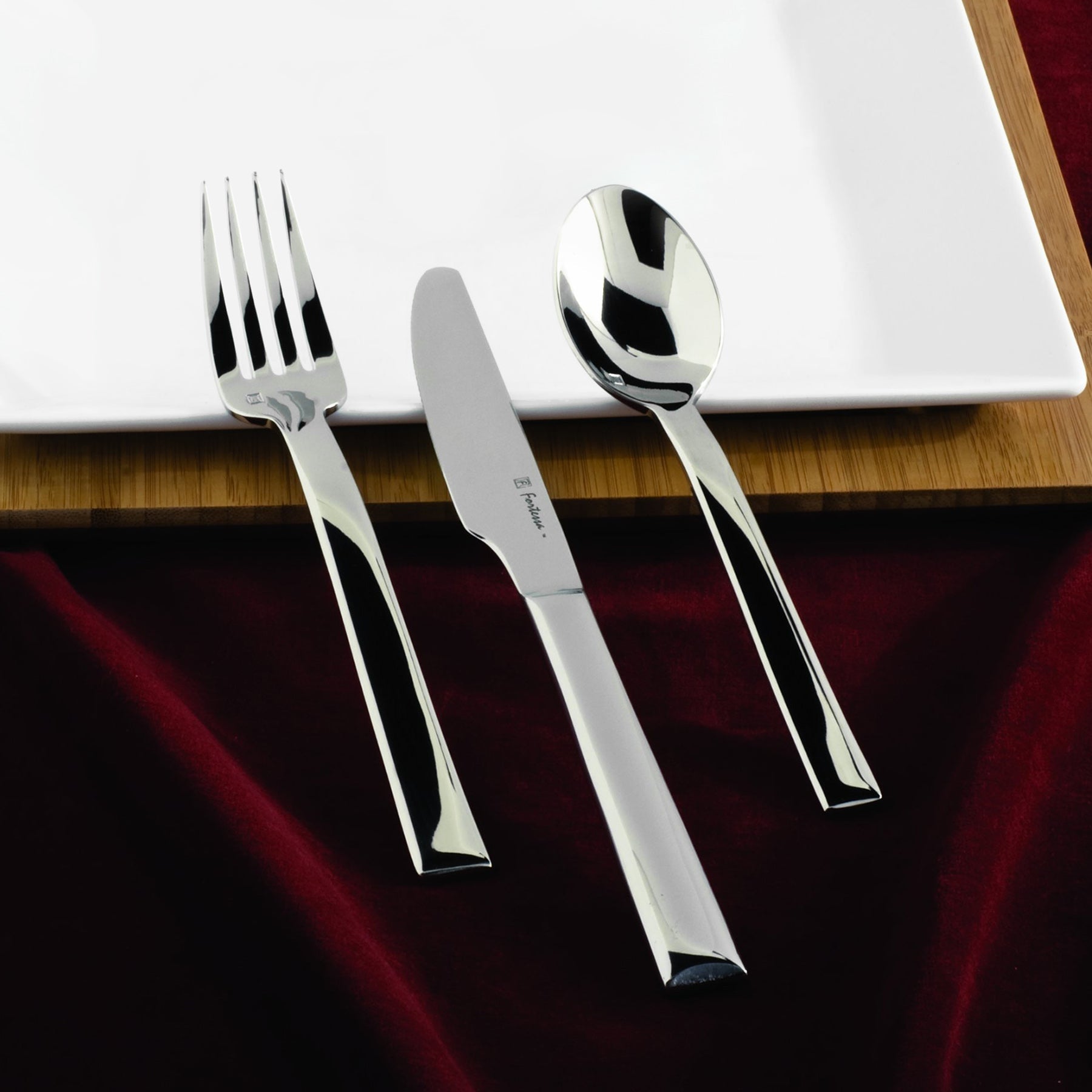 Set de cubiertos de la colección Still de Fortessa con diseño limpio y minimalista sobre una mesa contemporánea.