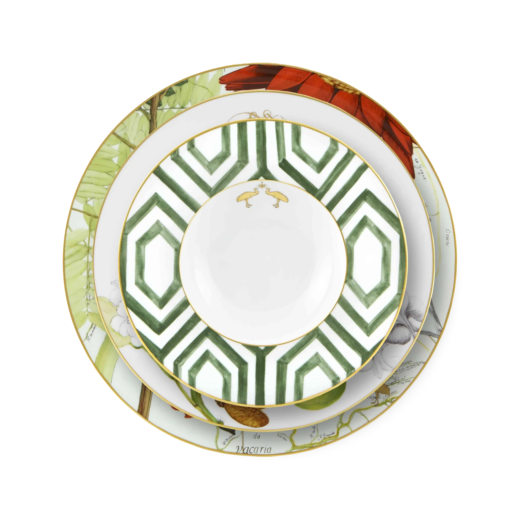 Platos de puesto de la Colección Amazōnia de Vista Alegre, mostrando los motivos tropicales y el hilo dorado.