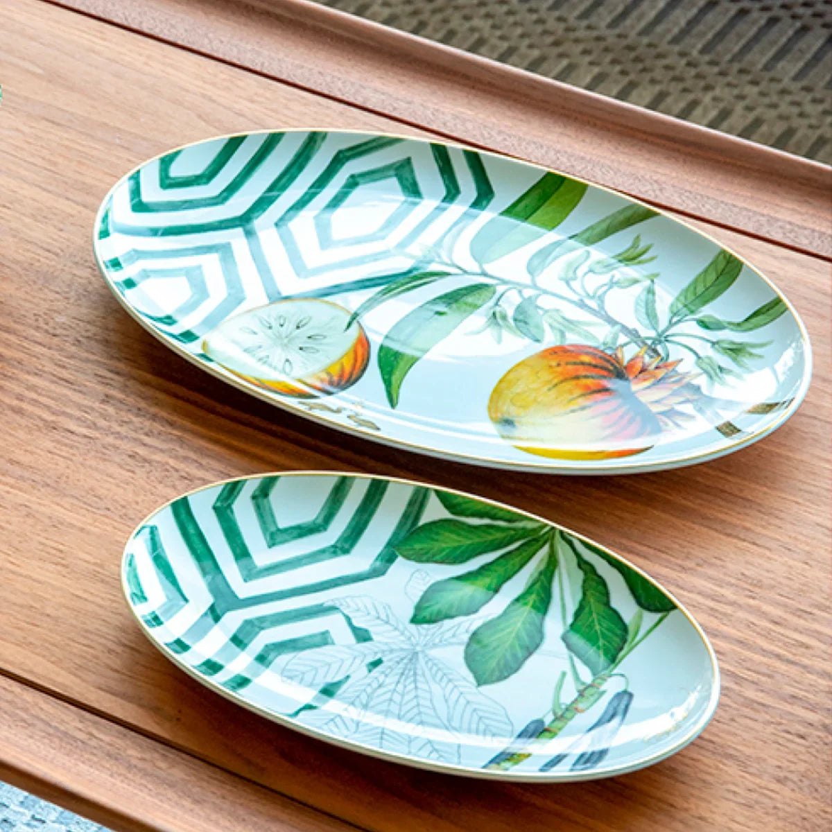 Primer plano de una bandeja de porcelana con diseño de hojas, fabricadas en portugal por Vista Alegre..