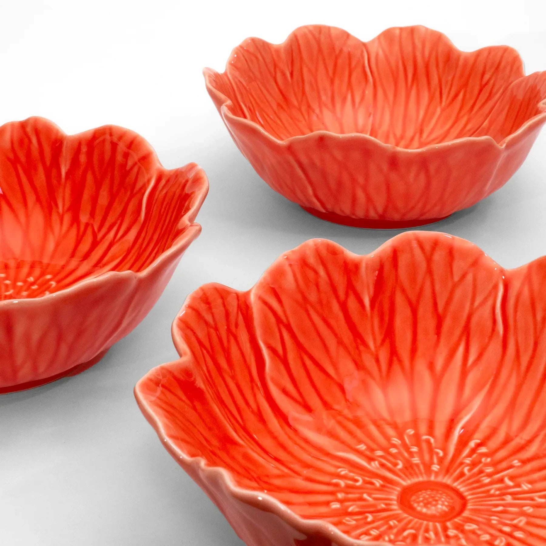 Set de bowls de cerámica de diferentes tamaños en una encimera de cocina.