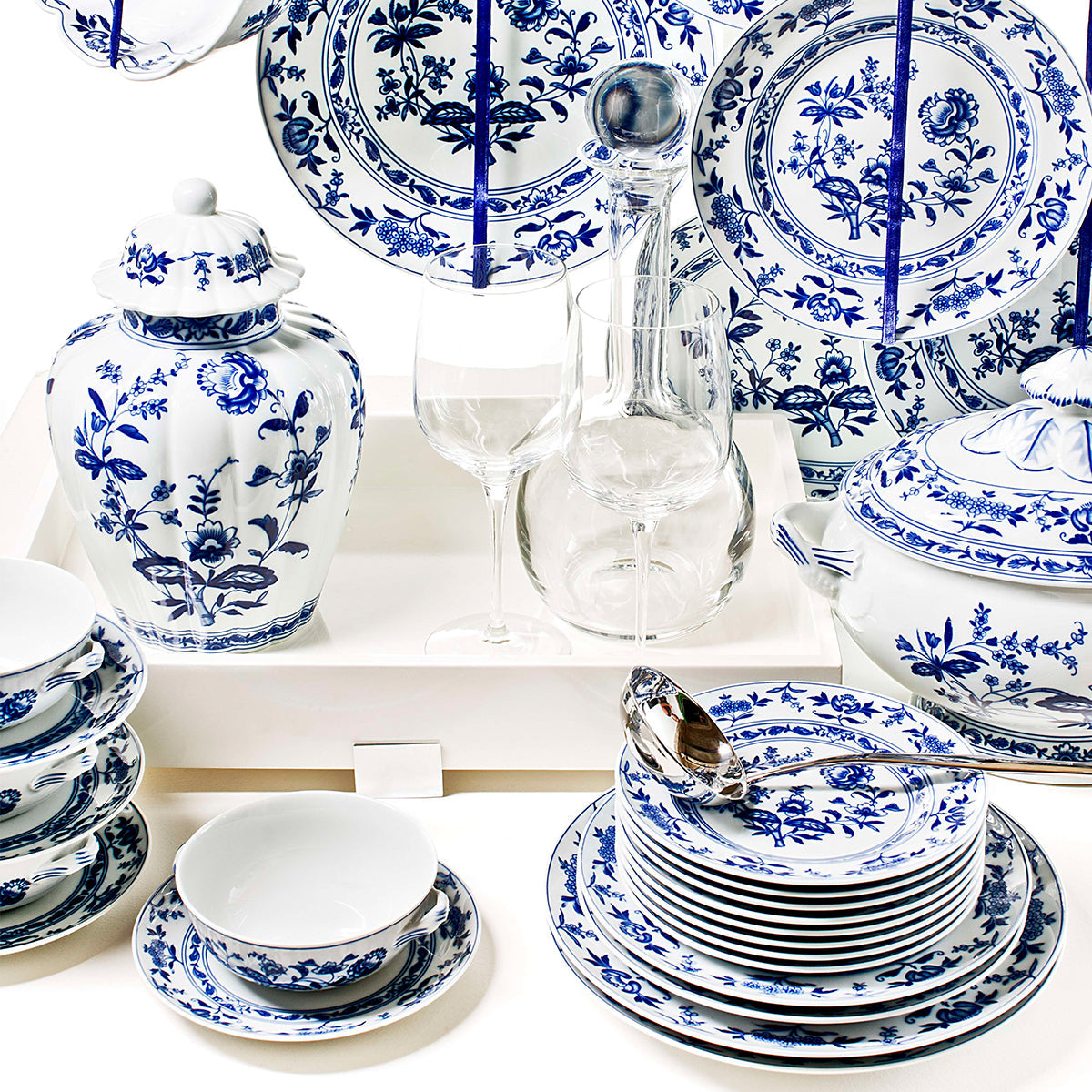Vajilla clásica de porcelana con delicado diseño floral pintado a mano.
