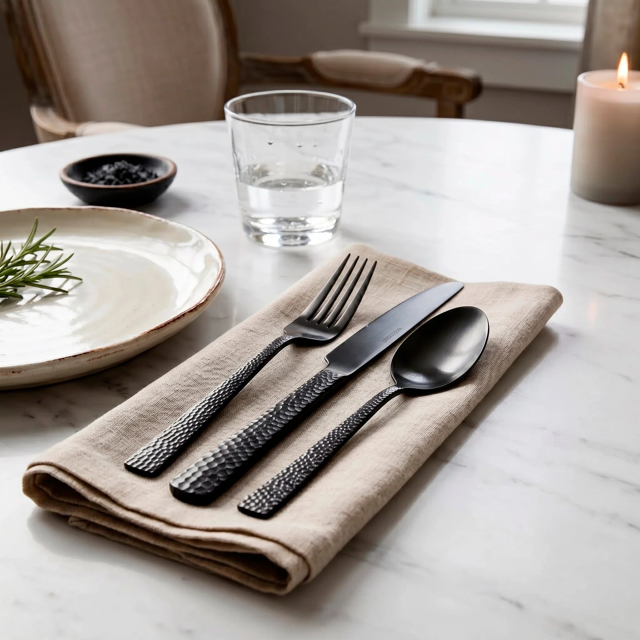 Minimalismo Industrial y Misterio Satinado para la Mesa