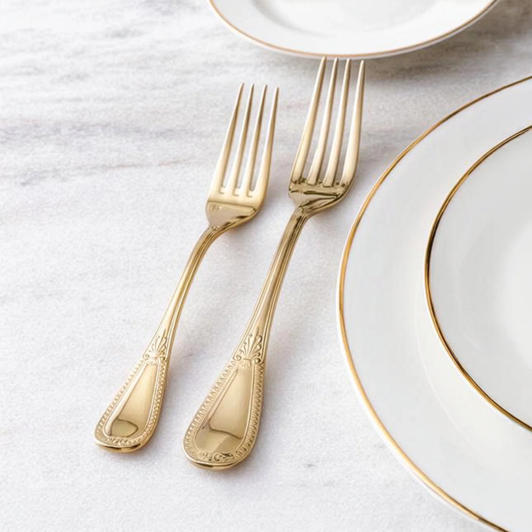 Montaje de mesa majestuoso para un banquete de bodas servido con la suntuosa cubertería de gala Savoy Gold de Fortessa.