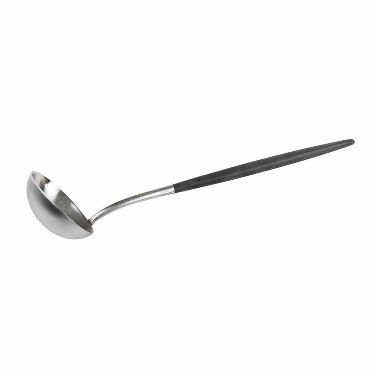 Primer plano de un cucharón de sopa de acero inoxidable con mango en resina.