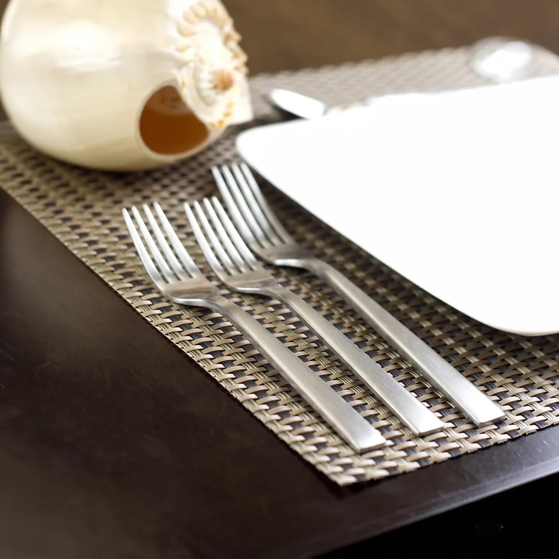 Montaje de mesa contemporáneo y elegante en el restaurante de un hotel servido con la cubertería profesional Spada Brushed de Fortessa.