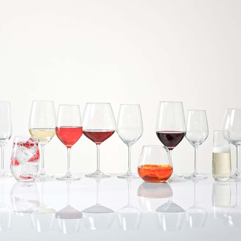 Conjunto de vasos y copas de cristal de distintos diseños, uno al lado del otro.