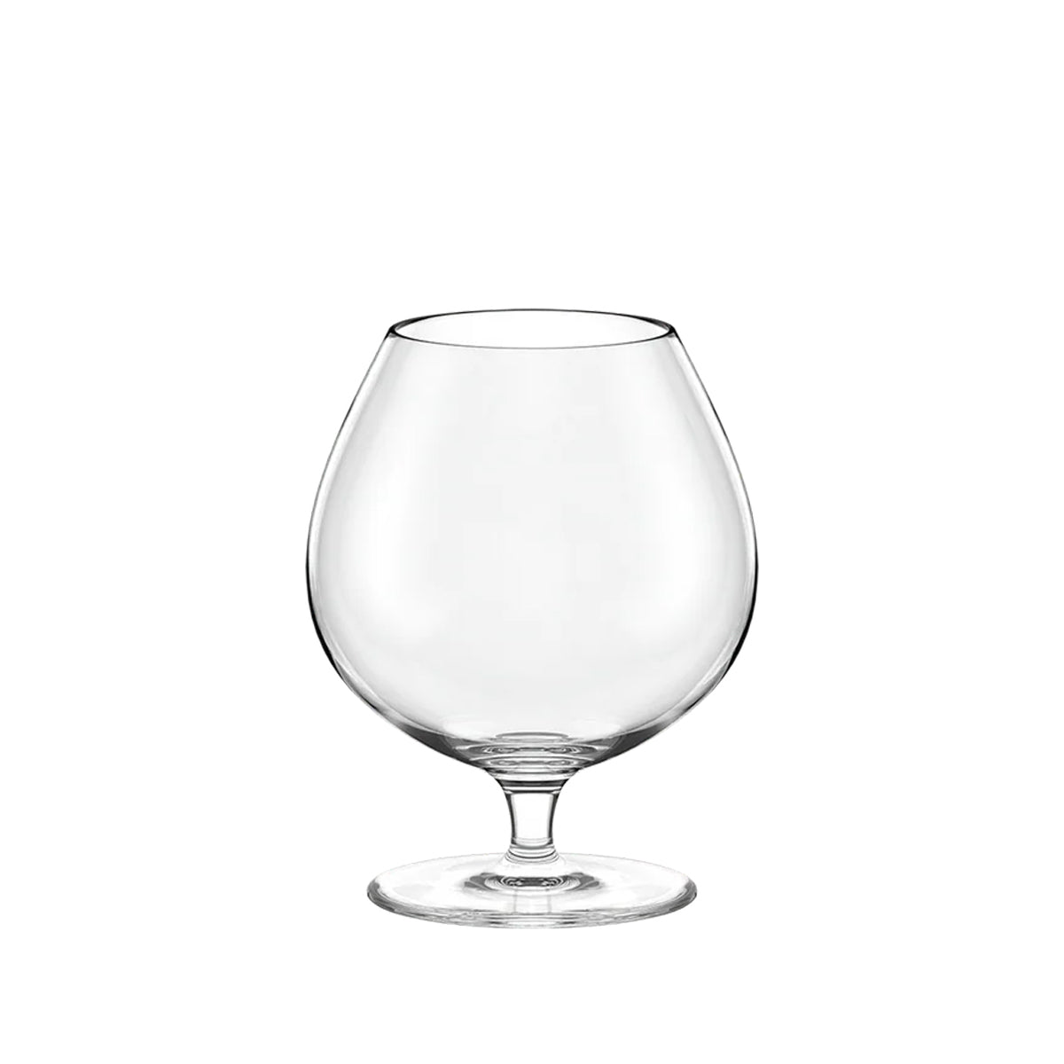Detalle de la boca estrecha y la base estable de la copa de Cognac Milano, ilustrando su diseño para concentrar aromas y su alta resistencia.