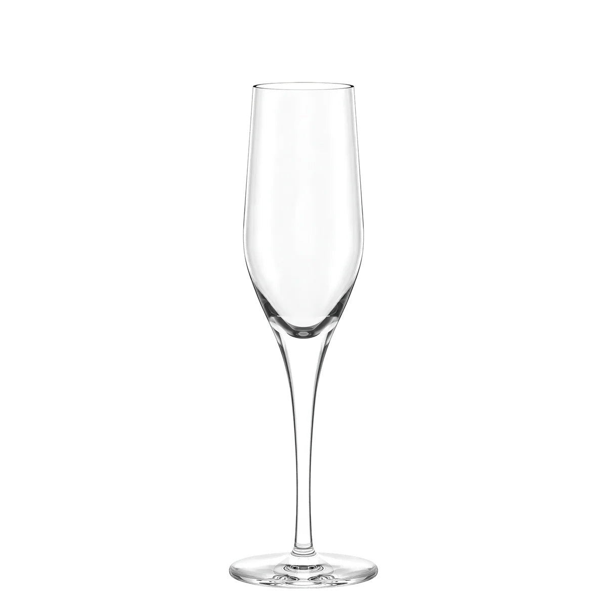 Detalle de la silueta esbelta y el tallo fluido de la copa de cava flauta Exquisit, ilustrando su diseño sin costuras y su punto de efervescencia.