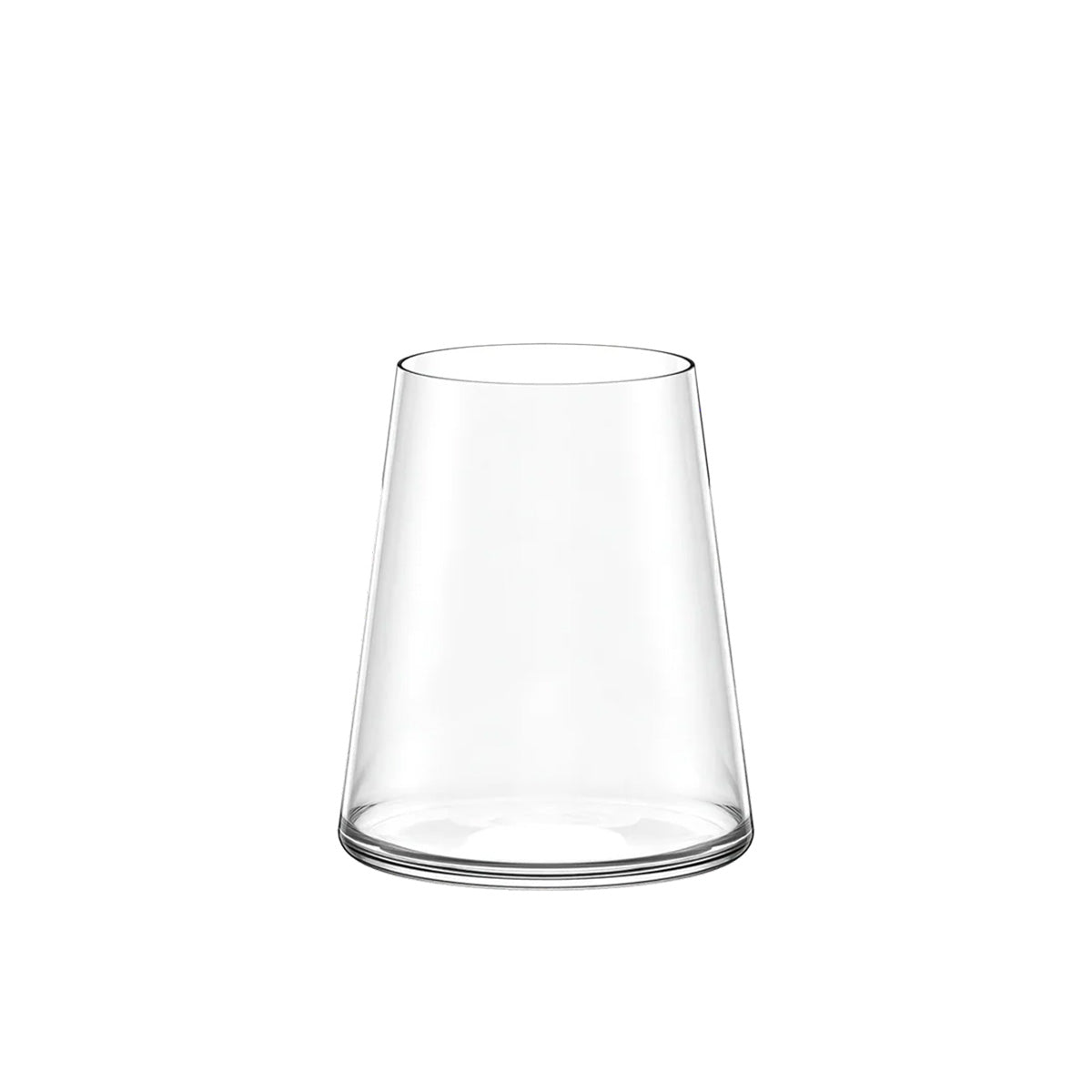 Vaso Tumbler Power de Stölzle Lausitz destacando el brillo inmaculado y la inmensa superficie de oxigenación de su fondo.