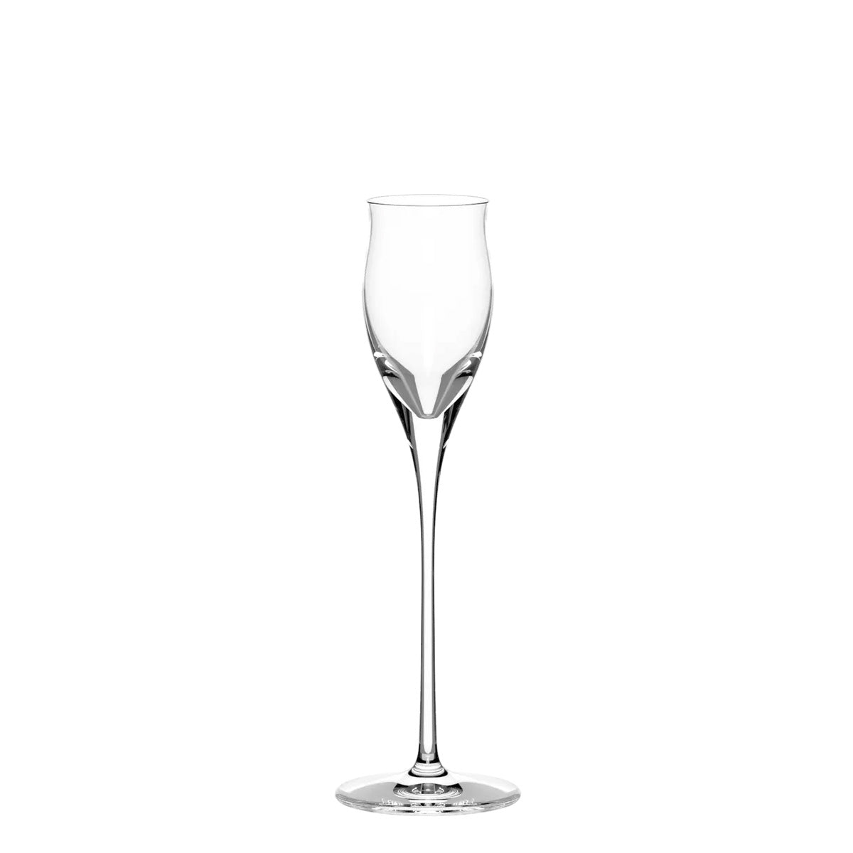 Copa de licor y destilados de la exclusiva colección Q1 de Stölzle Lausitz, mostrando su diseño de chimenea soplado a mano en cristal extra fino.