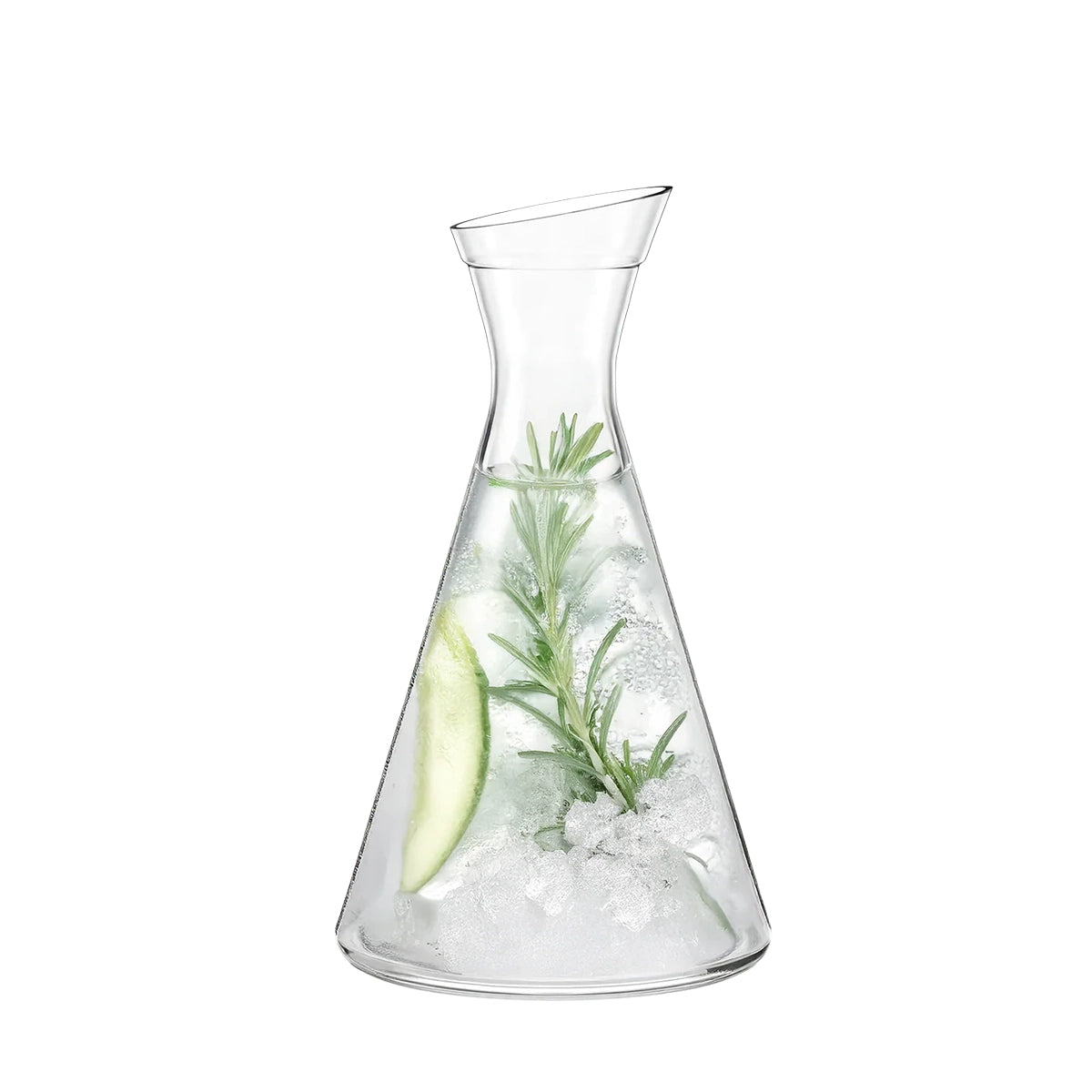 Jarra Pisa Stölzle Lausitz servida con agua fresca y rodajas de cítricos, destacando su transparencia y diseño ergonómico.