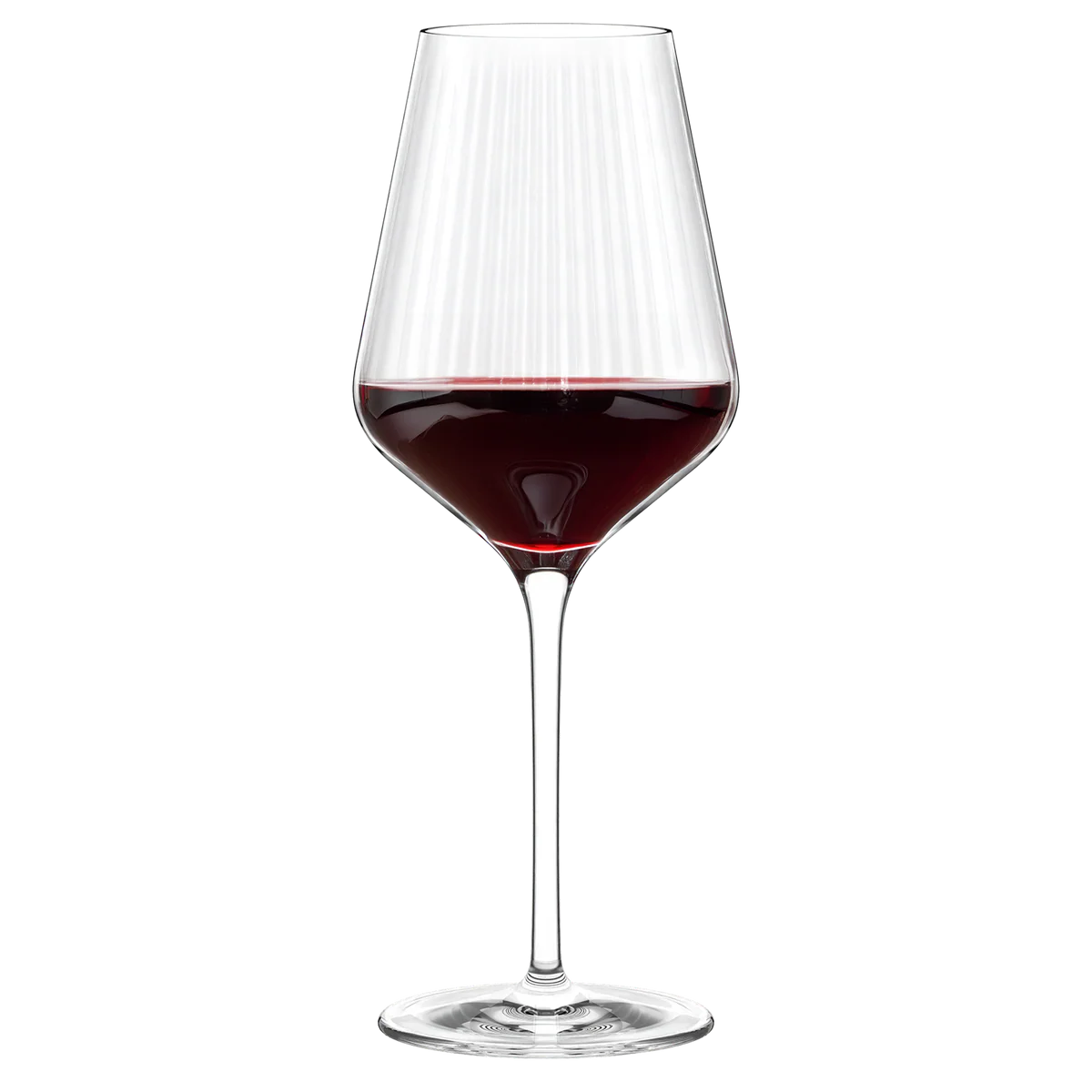Copa de vino tinto Symphony Stölzle Lausitz servida con un vino joven, destacando los reflejos de la textura óptica y la elegancia del tallo.