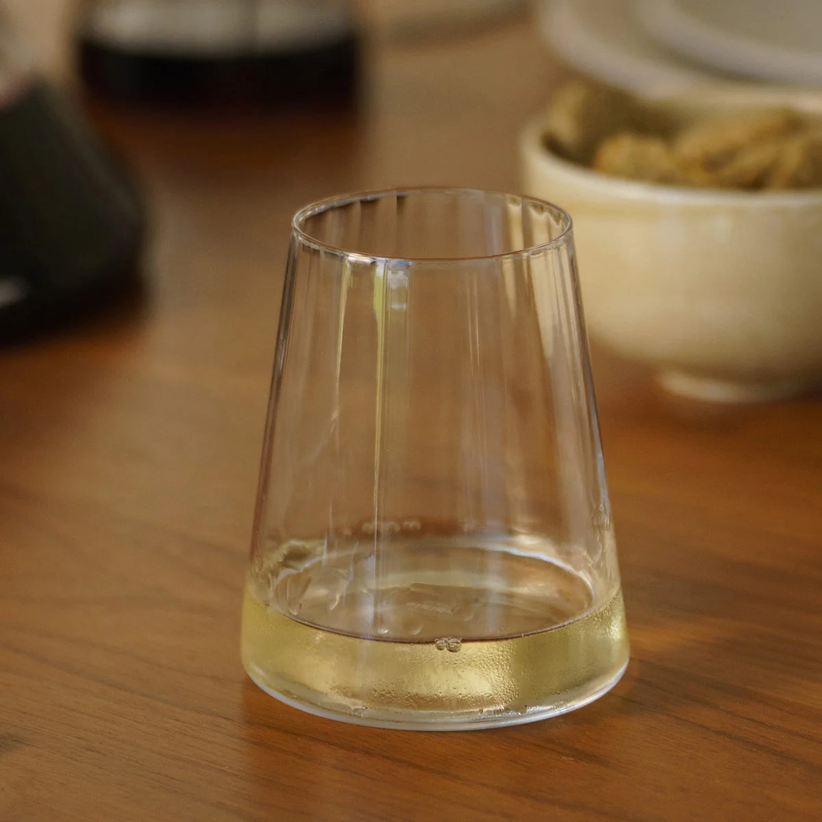 Detalle del borde fino y el relieve interno del vaso de vino blanco Symphony, ilustrando su diseño técnico y su alta resistencia mecánica.