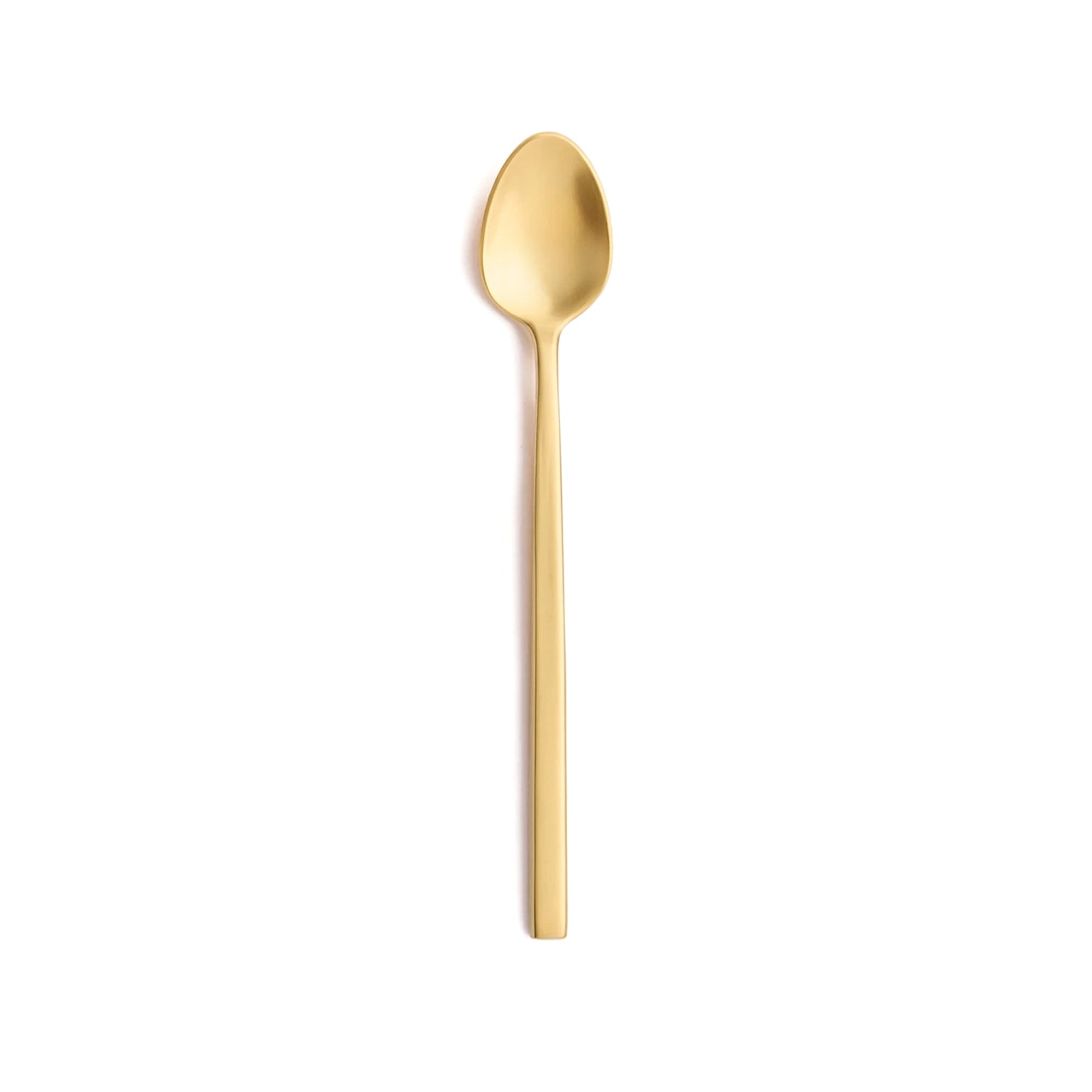 Cuchara larga para té helado en acabado oro satinado PVD de la colección Arezzo Brushed Gold de Fortessa, mostrando la esbeltez de su mango cuadrado.