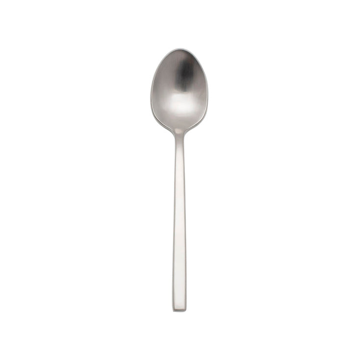 Cuchara de consomé de la colección Arezzo Brushed de Fortessa, mostrando su acabado satinado mate, cuenco redondo y mango de base cuadrada.