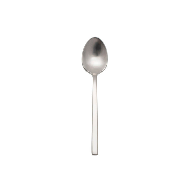 Cuchara de té de la colección Arezzo Brushed de Fortessa, mostrando su acabado satinado mate y mango de base cuadrada.