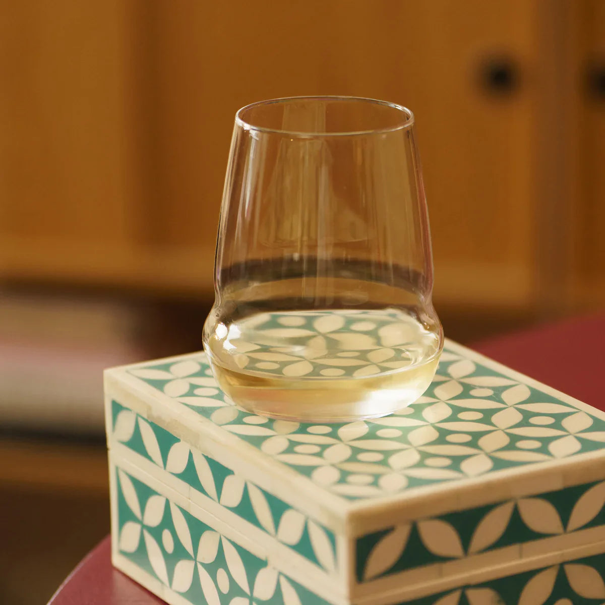 Primer plano del vaso de vino blanco Cocoon de Stolzle Lausitz, con detalle.