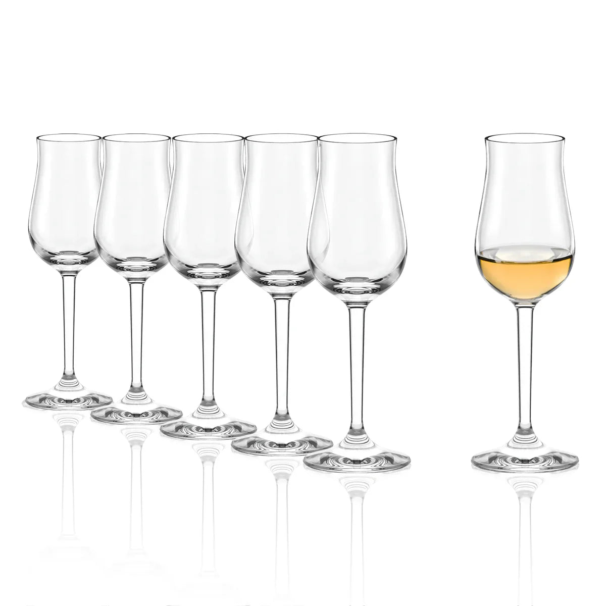 Copa Stolzle Lausitz Destillat: La copa servida con un licor ámbar, enfocándose en cómo el cristal realza el color y la claridad de la bebida.