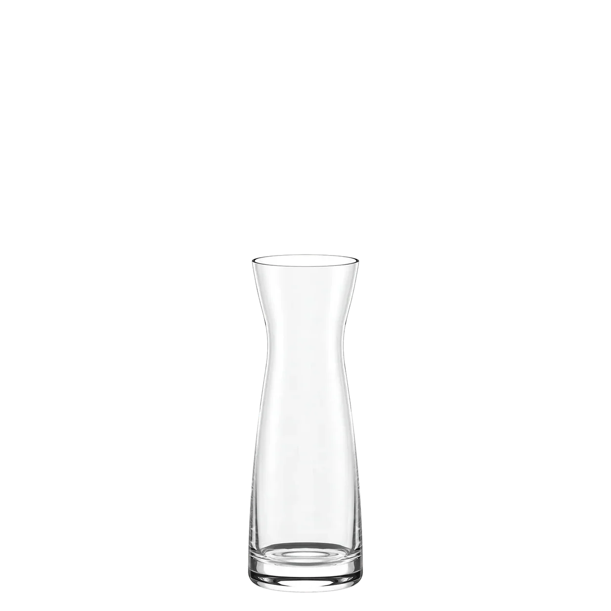 Jarra Carafes & Jugs S de Stolzle Lausitz, mostrando su diseño elegante y tamaño compacto sobre una mesa de madera.