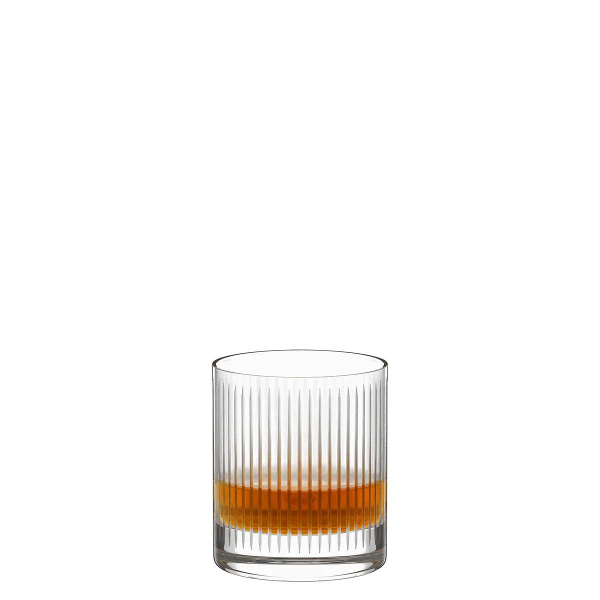 Vaso Whisky New York Soho de Stolzle Lausitz con whisky ámbar, fondo blanco.