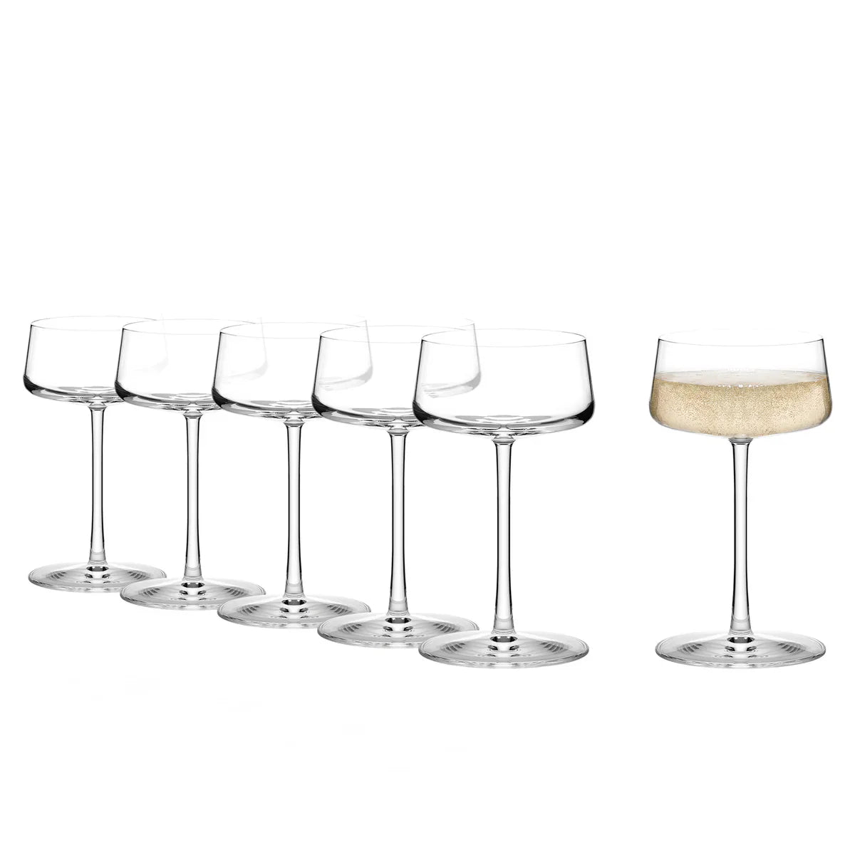 Varias Copas Saucer Power de Stolzle Lausitz en una mesa, listas para servir.