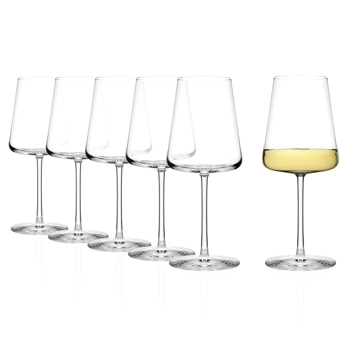 Set de copas de vino blanco Power de Stolzle Lausitz en una mesa elegantemente puesta, listas para servir.